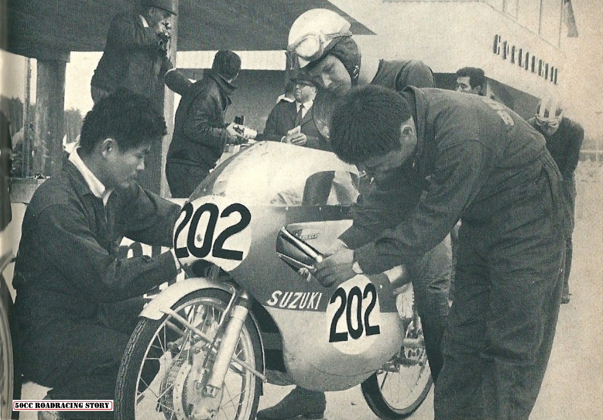 Pitstop during practise for Hans Georg Anscheidt, Suzuki RK66.